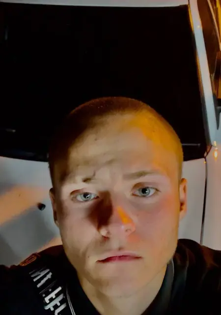 Я Тёма, 18, из Старого Оскола, ищу знакомства на одну ночь