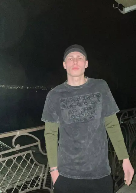 Я Алексей, 21, из Евпатории, ищу знакомства на одну ночь