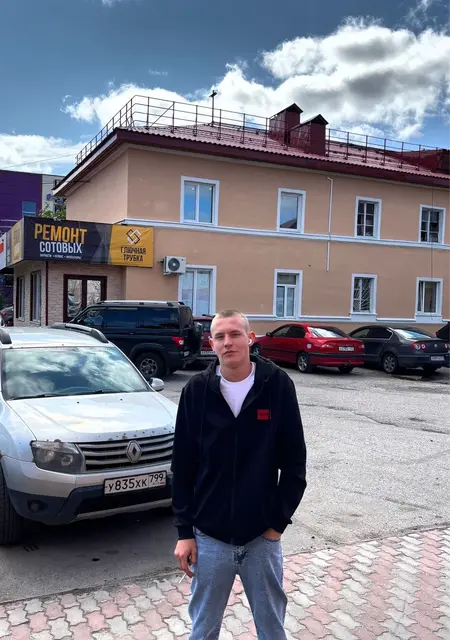 Я Владислав, 18, из Североморска, ищу знакомства на одну ночь