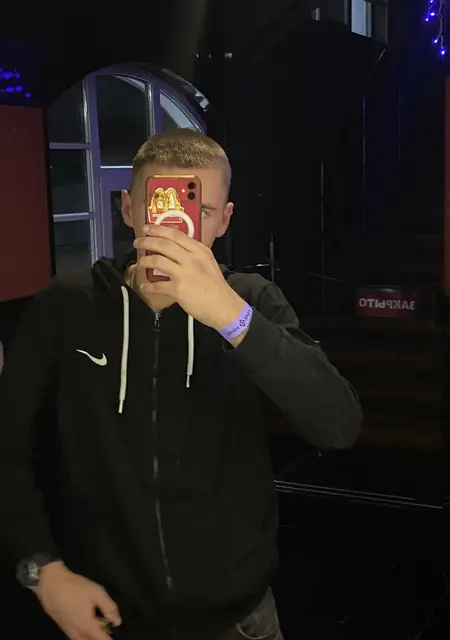 Я Илья, 19, из Великого Новгорода, ищу знакомства на одну ночь