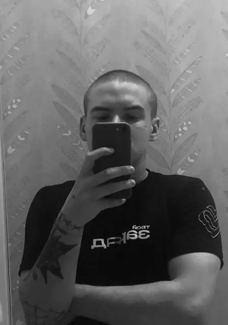 Я Егор, 19, из Зернограда, ищу знакомства на одну ночь