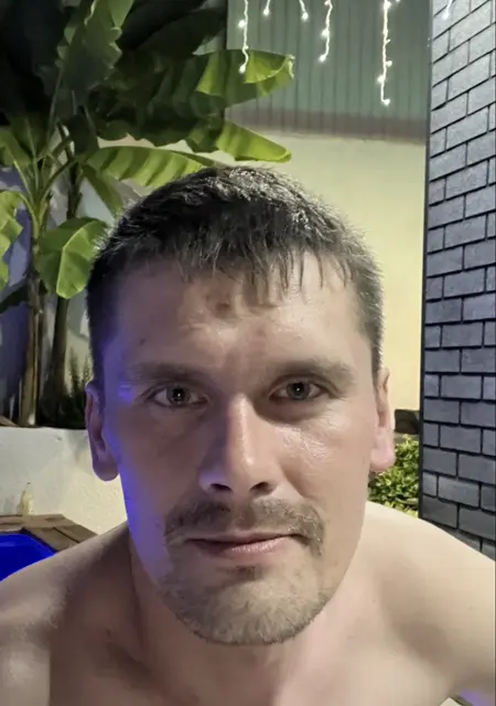 Артем из Строителя, мне 32, познакомлюсь на одну ночь